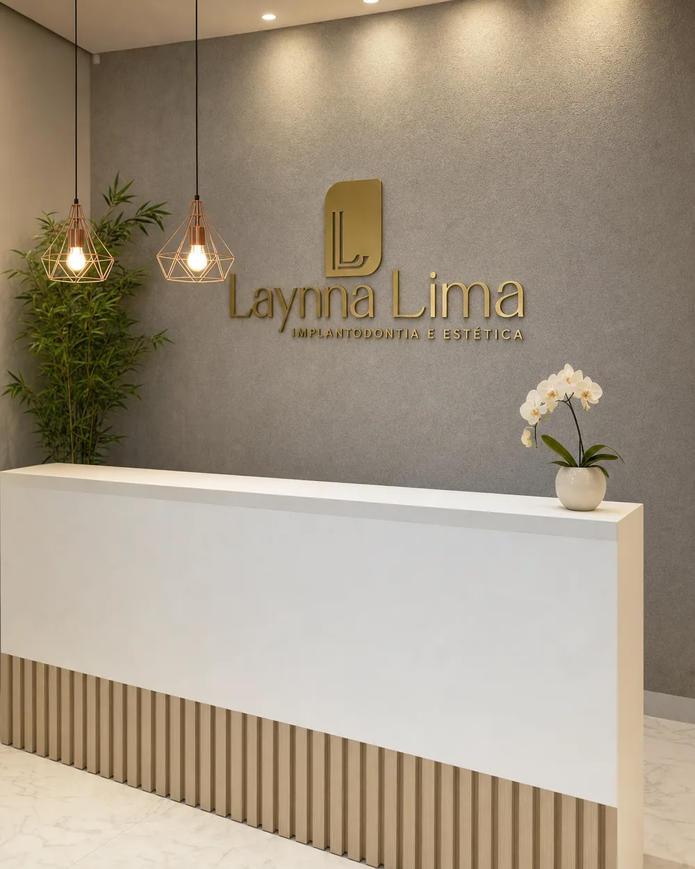 Recepção da Clínica Laynna Lima em Teresina, com o logo dourado na parede