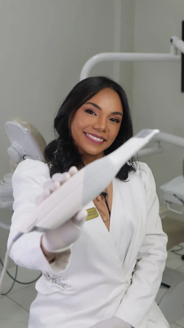 Dra. Laynna mostrando o scanner intraoral no consultório