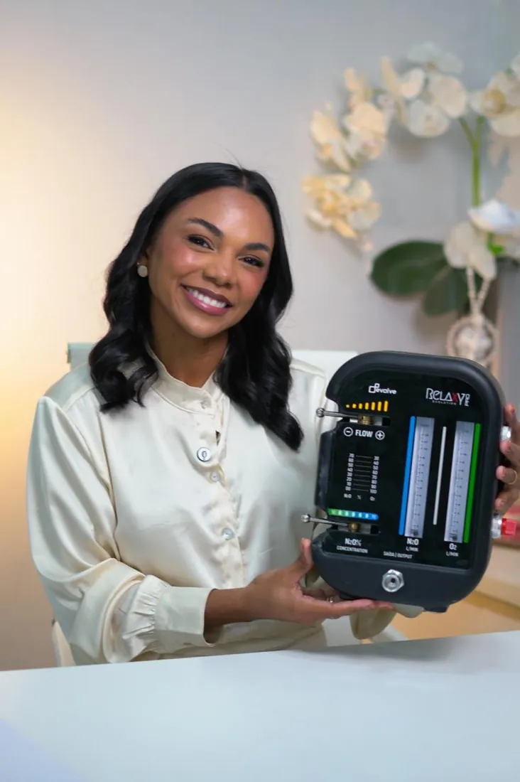 Dra. Laynna com o equipamento de sedação consciente